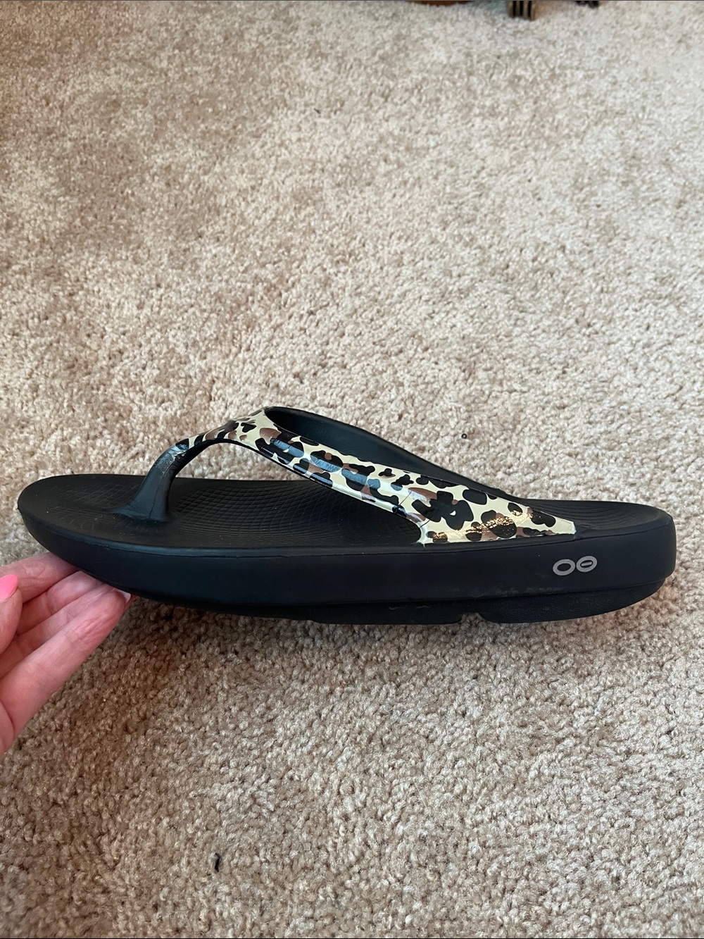 OOFOS Leopard Flip Flops - Picture 2 of 6